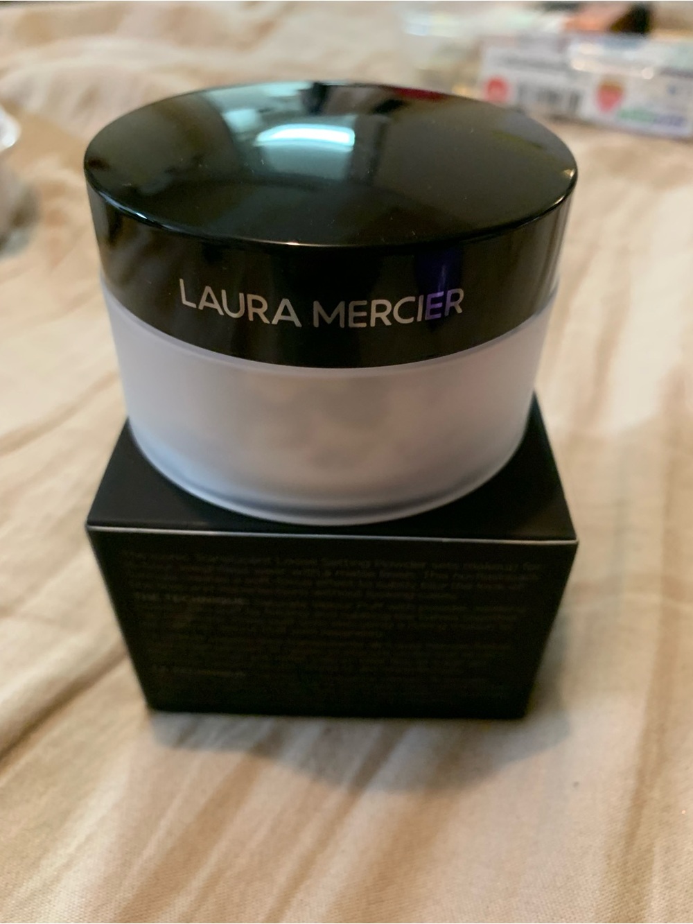 laura mercier Translucent Loose Setting Powder in Black Compact